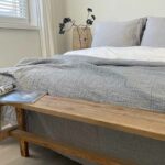 slaapkamer met grijze bedsprei op bed
