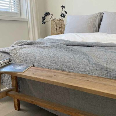 slaapkamer met grijze bedsprei op bed