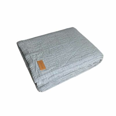 grijze bedsprei in lichte tint