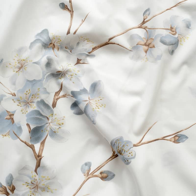 staal van een dekbedovertrek kleine bloemetjes in blauw met bruine takjes