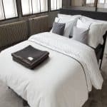 bed met wit dekbedovertrek bari van dommelin