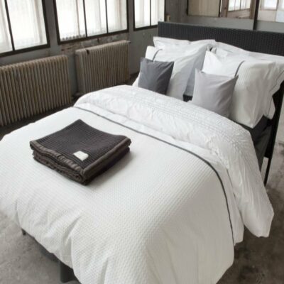 bed met wit dekbedovertrek bari van dommelin