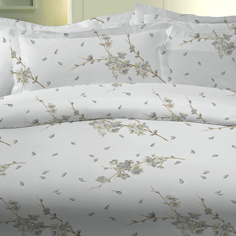 bed met licht dekbedovertrek kleine bloemetjes