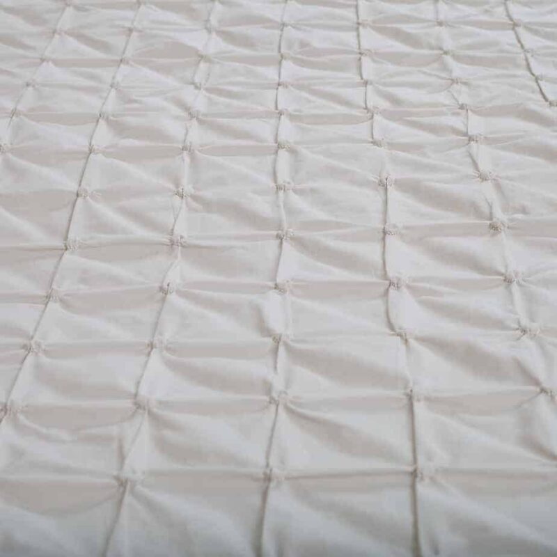 Beverly-vandeweerd-bedtextiel-dekbed-beige
