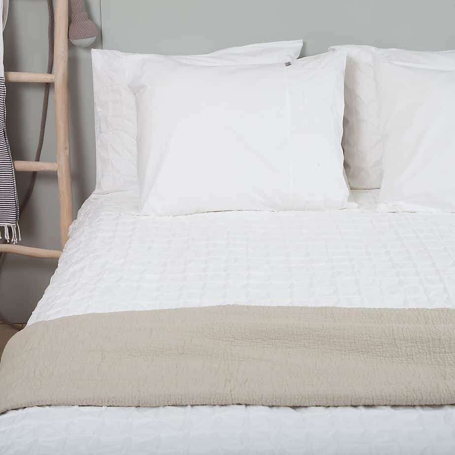 Beverly-vandeweerd-bedtextiel-dekbed-wit-effen-wafel