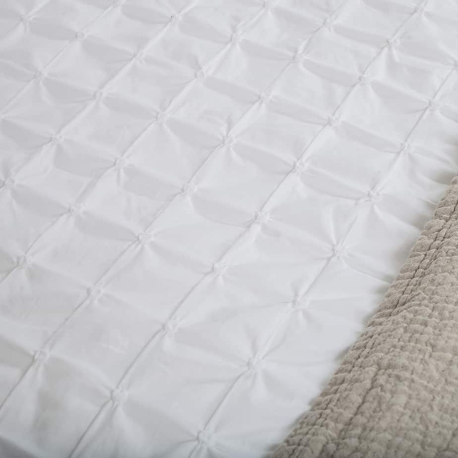 Beverly-vandeweerd-bedtextiel-dekbed-white