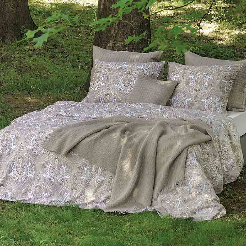 bed buiten met paisley motief dekbedovertrek