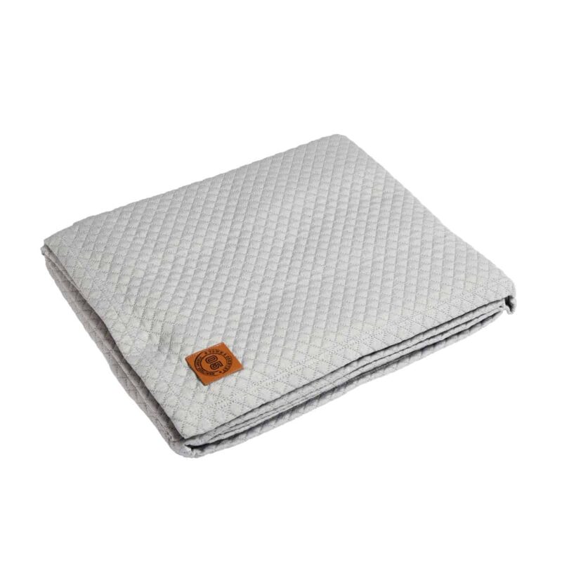 effen grijze bedsprei met luxe ruitmotief en witte achtergrond