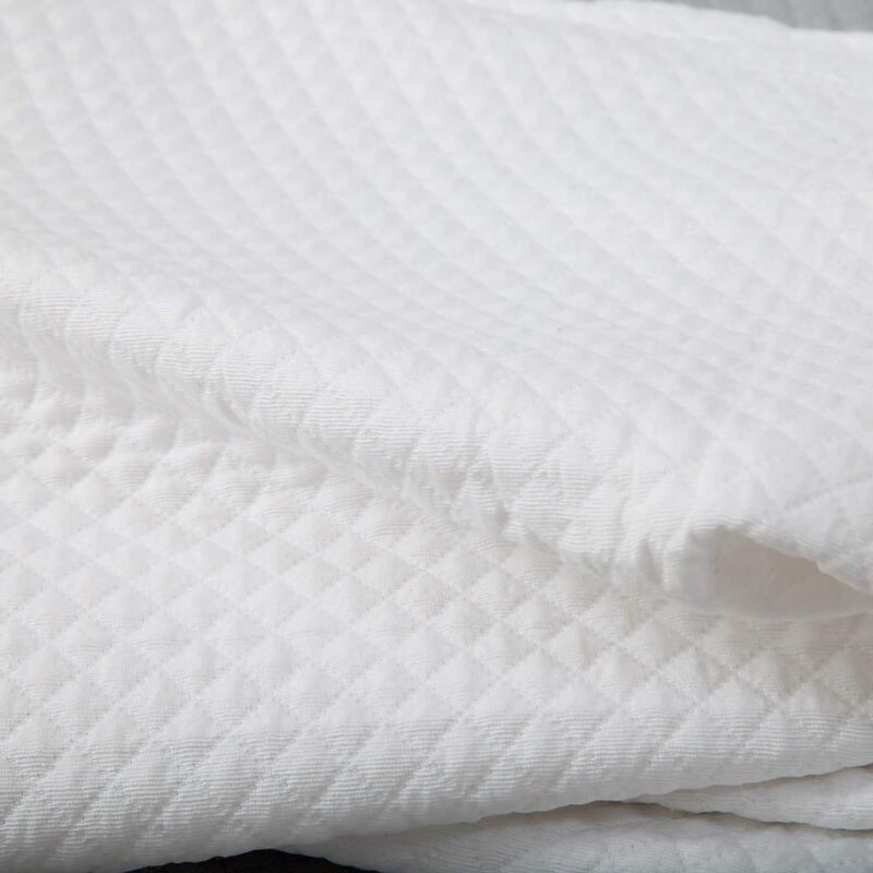 stuk sprei met witte ruitjes