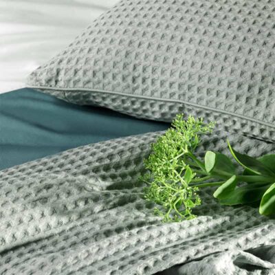dekbedovertrek met bijpassende sprei in de kleuren grijs ecru en groen