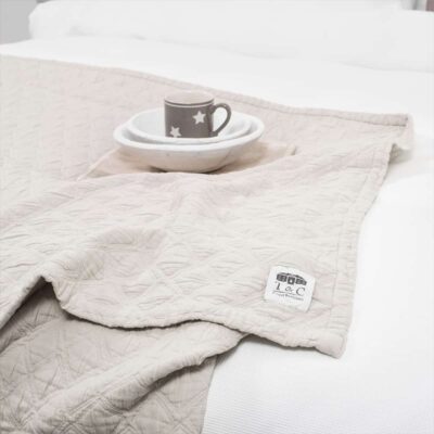 bed met beige/ zand kleurige bedsprei