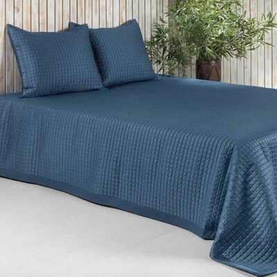 bed met satijnen gewatteerde blauwe bedsprei