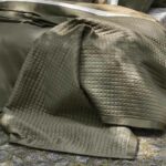 bed met gewatteerde bedsprei satijn luxe in leem kleur