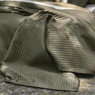 bed met gewatteerde bedsprei satijn luxe in leem kleur