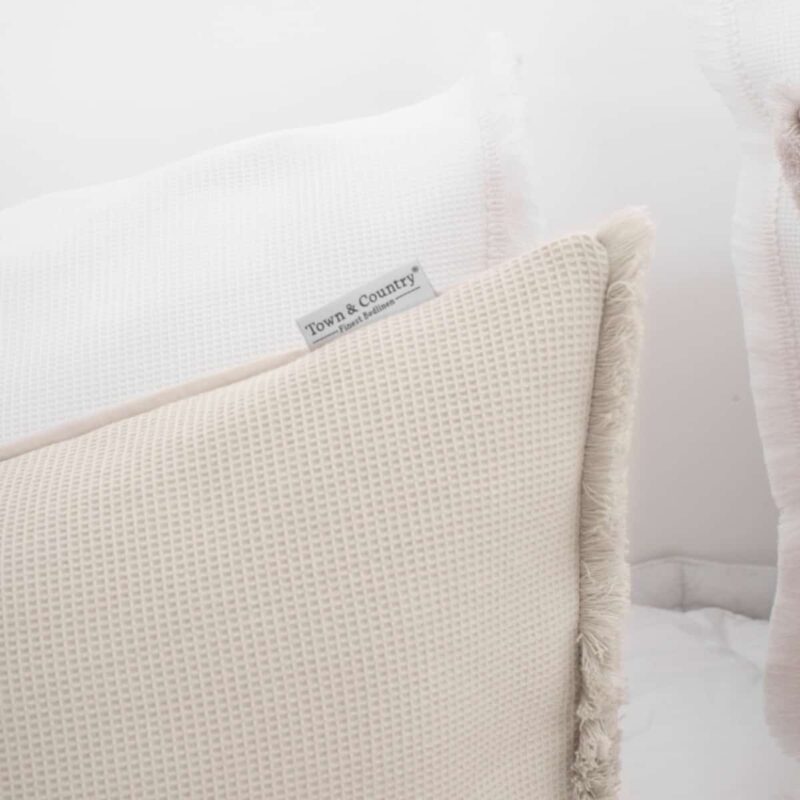 beige en witte wafelstof kussen