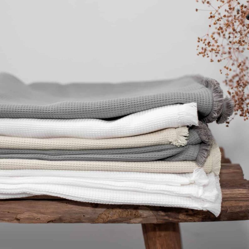 opgevouwen kussenslopen in grijs, wit en beige