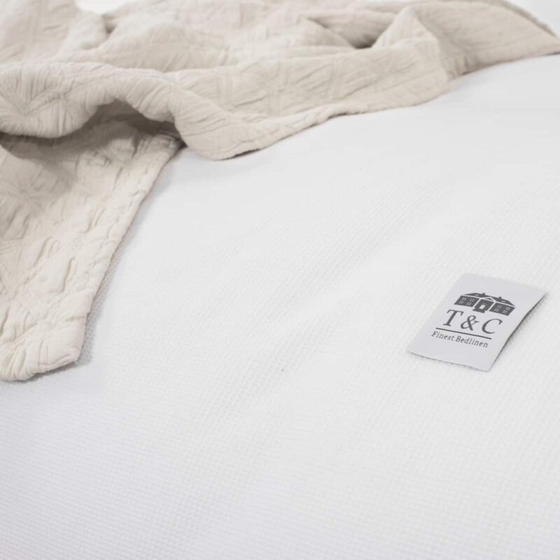 wit dekbedovertrek met sprei van dichtbij genomen