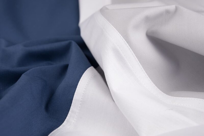stuk stof met blauw, wit grijs kleuren van een percal katoen dekbedovertrek