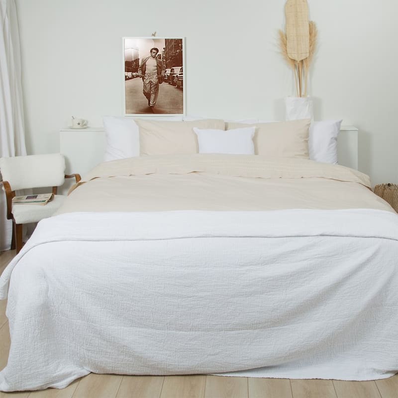 slaapkamer met bed, witte sprei en zand gekleurd katoen percal dekbedovertrek
