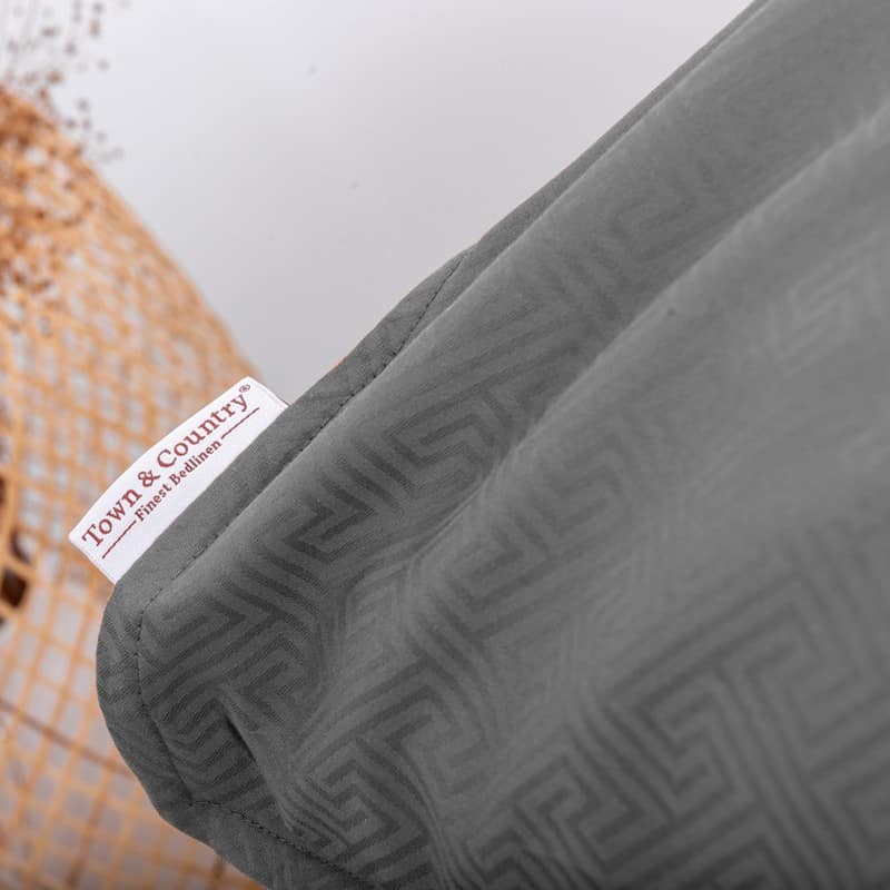 stuk van een grijs dekbedovertrek met town & country label