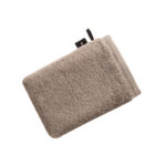 beige- bruin washandje met zwart label met vegan erop