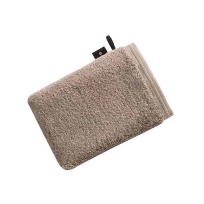 beige- bruin washandje met zwart label met vegan erop