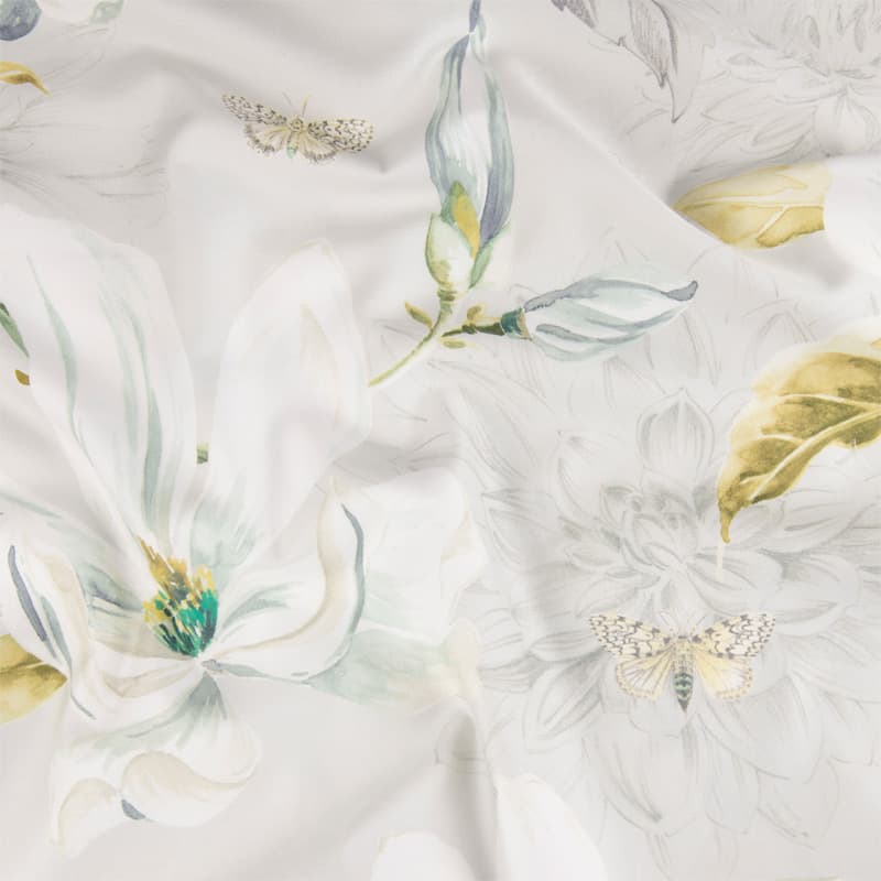 stofje van satijnen dekbedovertrek met bloemen in zilver kleuren