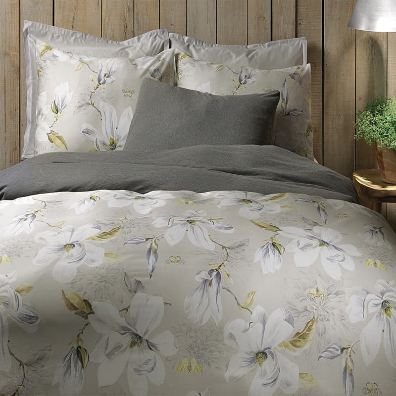bed met kussens en gebloemd katoen satijnen dekbedovertrek