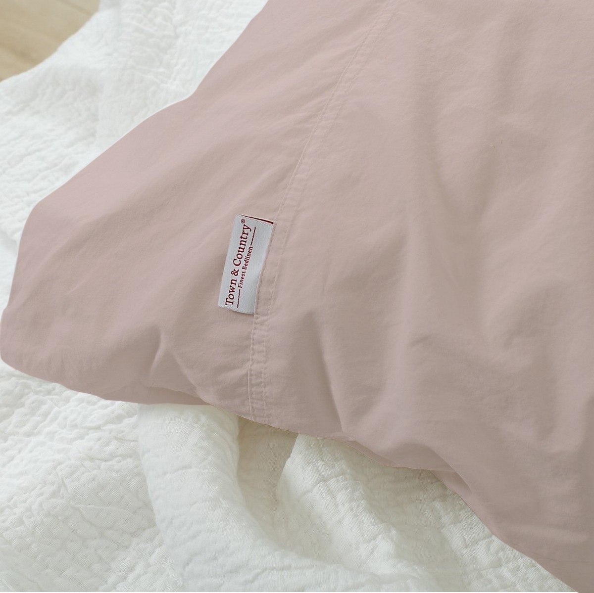 roze dekbedovertrek met witte sprei