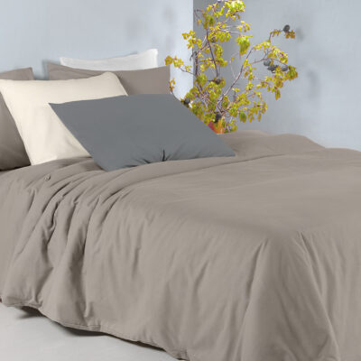 slaapkamer met taupe dekbedovertrek flanel