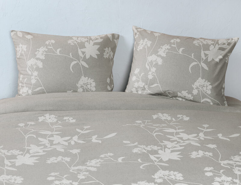 bed met gebloemd/ planten grijs motief