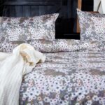 ecru wafelsprei op bed met dekbedovertrek bloesem