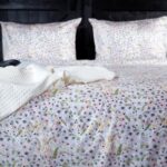 bed met ecru wafel sprei en bloesem dekbedovertrek