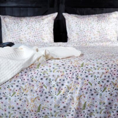 bed met ecru wafel sprei en bloesem dekbedovertrek