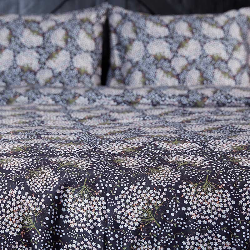 romantisch bed met dekbedovertrek