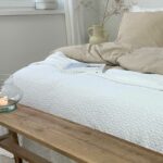 witte bedsprei romantische kamer