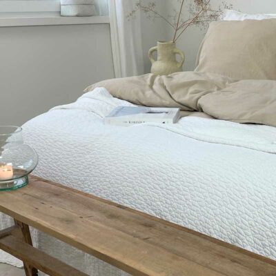 witte bedsprei romantische kamer