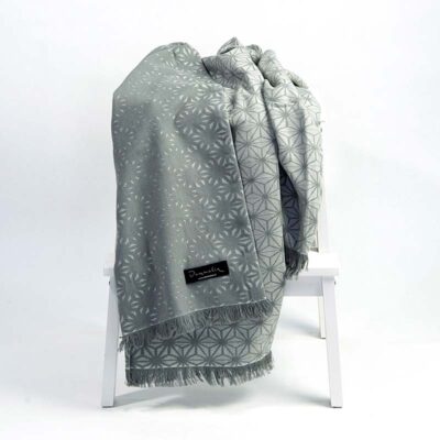 wit stoeltje met katoenen mooie plaid voor op de bank