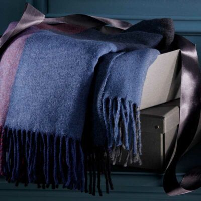luxe plaid voor op de bank in blauw/ grijs/ bessentint en met franjes