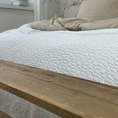 houten bank met witte bedsprei