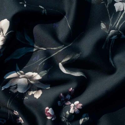 stof in kreukels met bloemen print