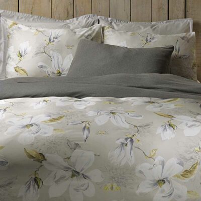 bed met bovenlakens in dessin