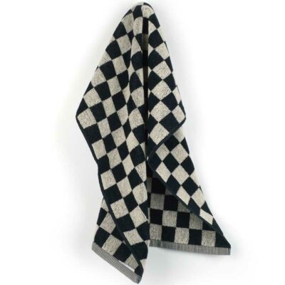 pompdoek hangend in zwart met ruiten