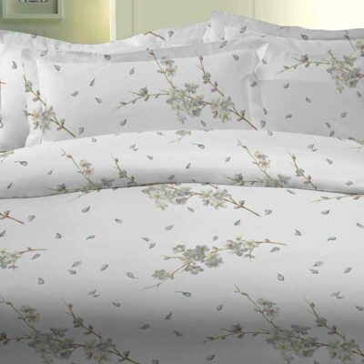 bed, kussens en laken met print in bloemen