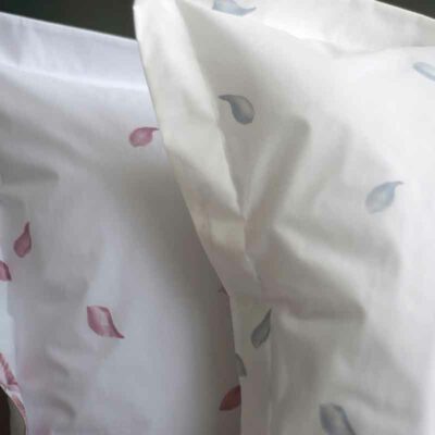 kussenslopen met roze en blauwe bloemetjes