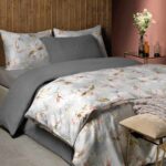 slaapkamer met houten achterwand en bed met bovenlakens