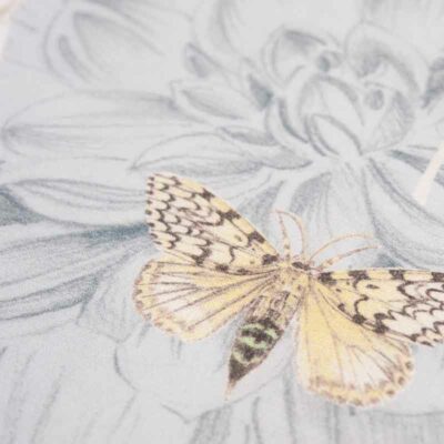 vlinder en bloemen op satijnen lakens