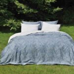 bed in de buitenlucht luxe opgemaakt met lakens