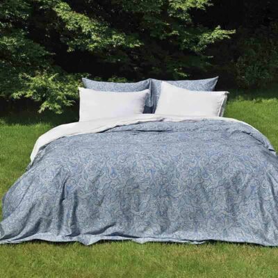 bed in de buitenlucht luxe opgemaakt met lakens