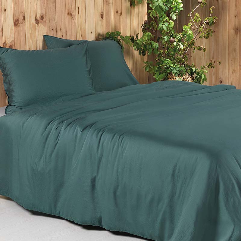 bed met groen dekbedovertrek